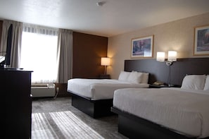 Chambre Standard, 2 grands lits, non-fumeurs | Coffres-forts dans les chambres, bureau