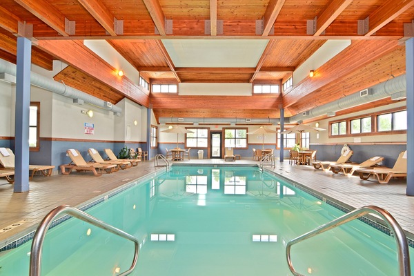 Indoor pool, sun loungers