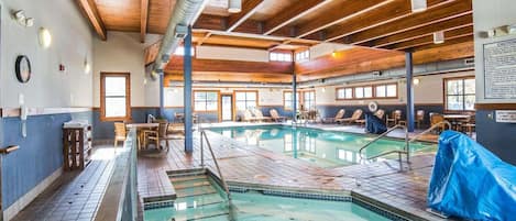 Piscine intérieure, chaises longues