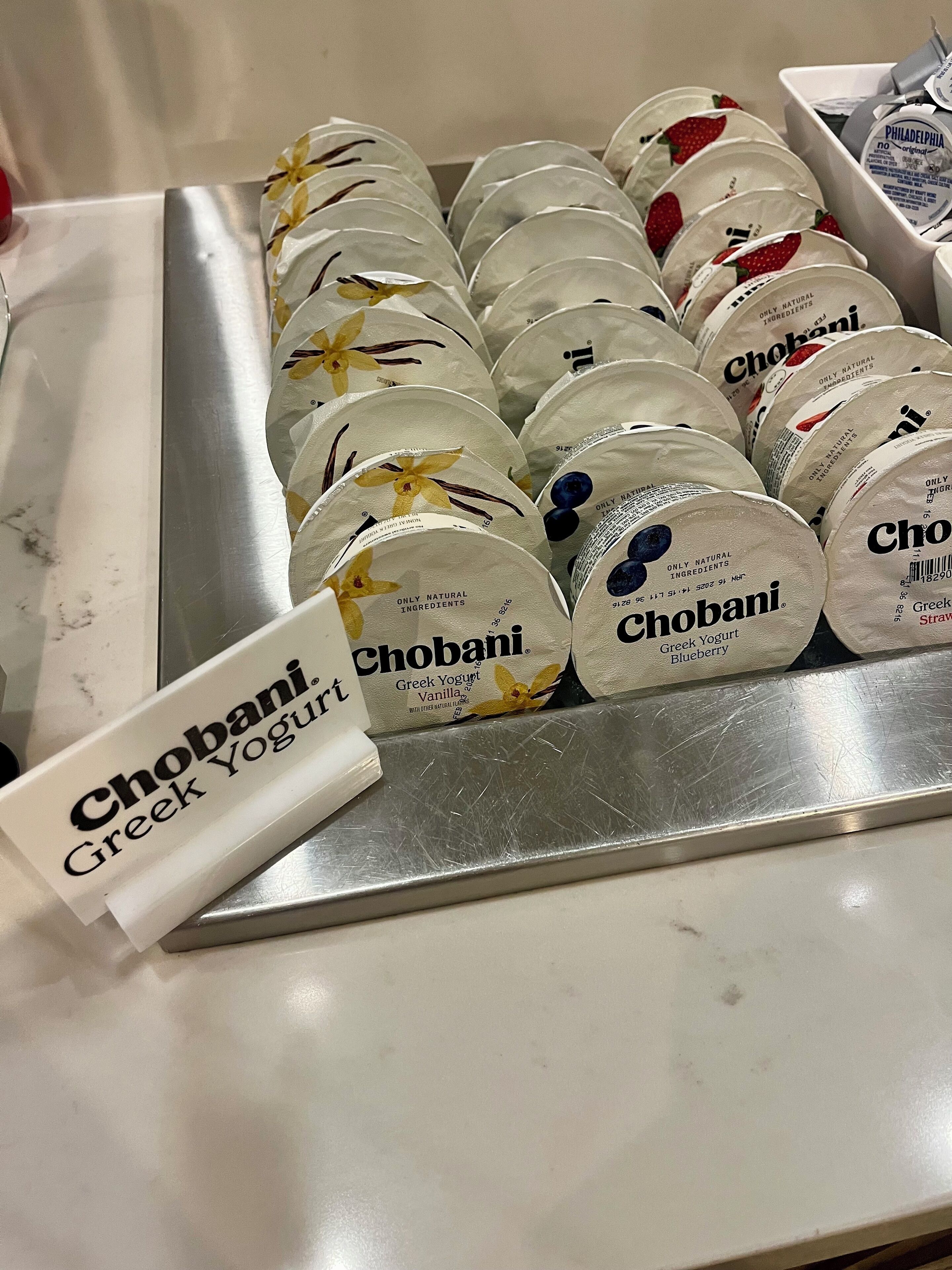 Présentation de différentes saveurs de yaourt grec Chobani.
