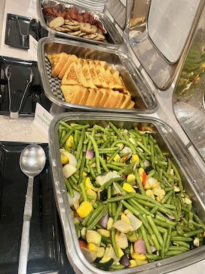 Petit déjeuner buffet (16.99 USD par personne)