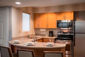Full-size fridge, microwave, oven, stovetop