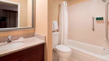 Un baño con lavamanos, inodoro y bañera.