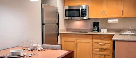 Lemari es besar, microwave, oven, dan kompor