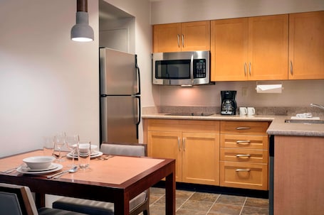 Refrigerador con freezer, microondas, horno, placa de cocina