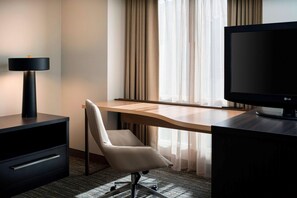 Egyptian cotton sheets, premium bedding, pillowtop beds, desk