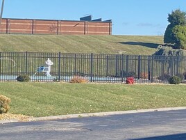 Una piscina al aire libre de temporada