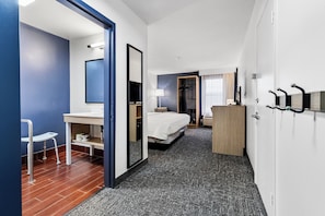 客房, 1 张特大床, 无障碍 (Mobility & Hearing, 3x3 Shower) | 办公桌、熨斗/熨衣板、免费 WiFi、床单