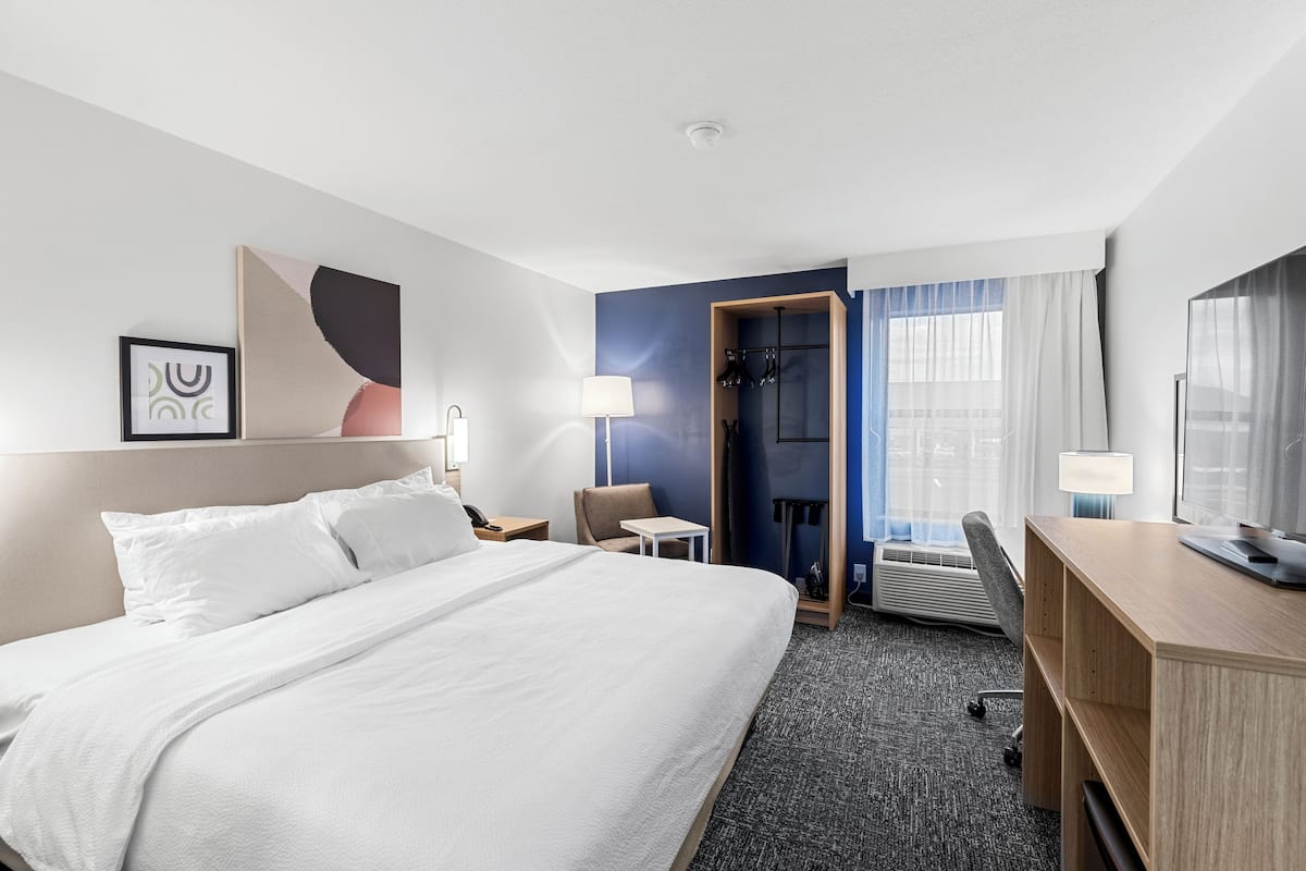 Habitación, 1 cama King size (Mobility & Hearing, 3x3 Shower) | Escritorio, tabla de planchar con plancha, wifi gratis y ropa de cama