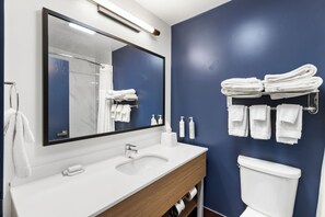Habitación, 2 camas dobles | Baño | Ducha y bañera combinadas y artículos de higiene personal gratuitos