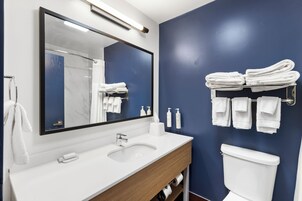 Bañera con ducha, artículos de tocador gratuitos, secador de pelo