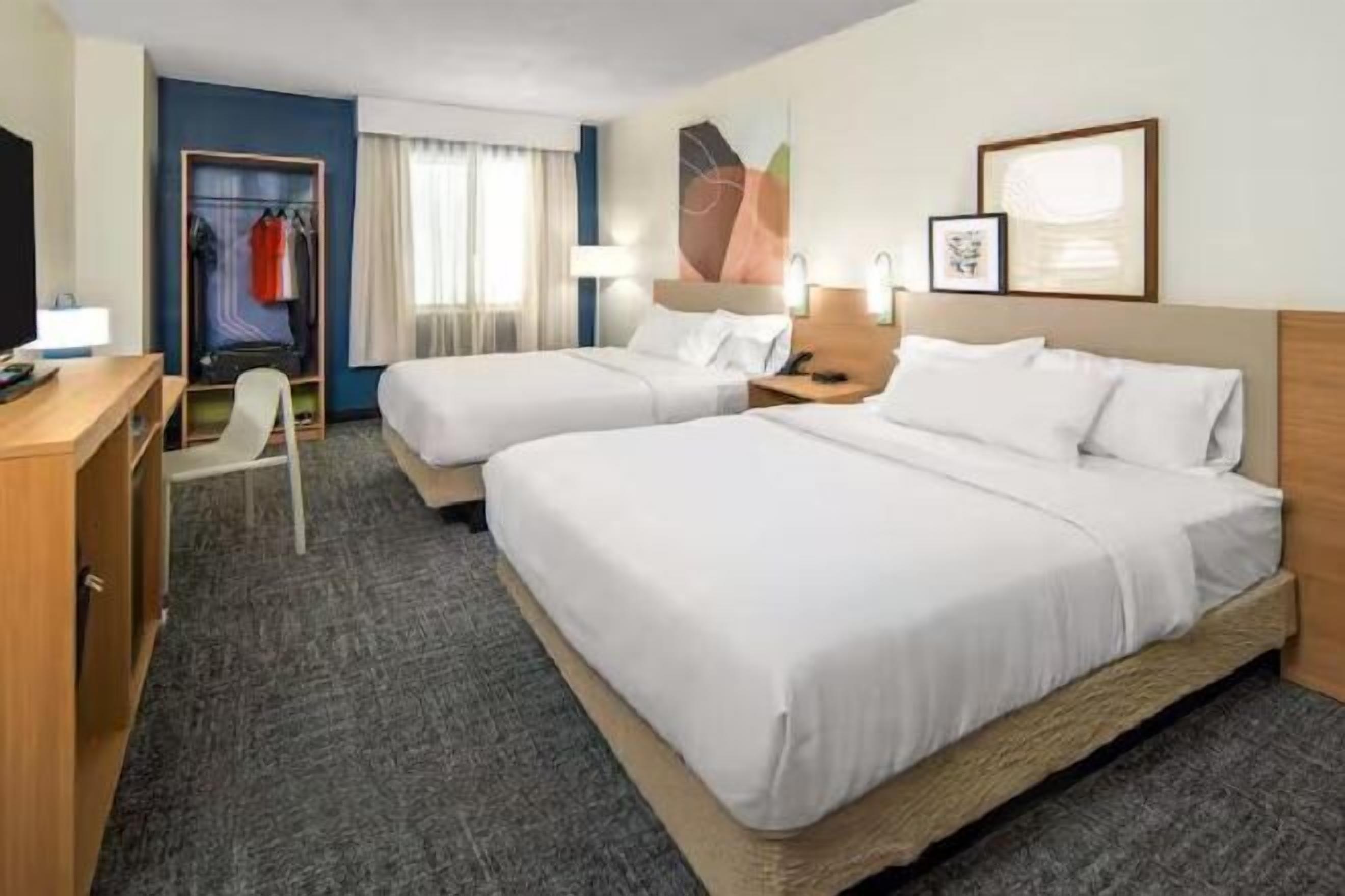 Escritorio, tabla de planchar con plancha, wifi gratis y ropa de cama 