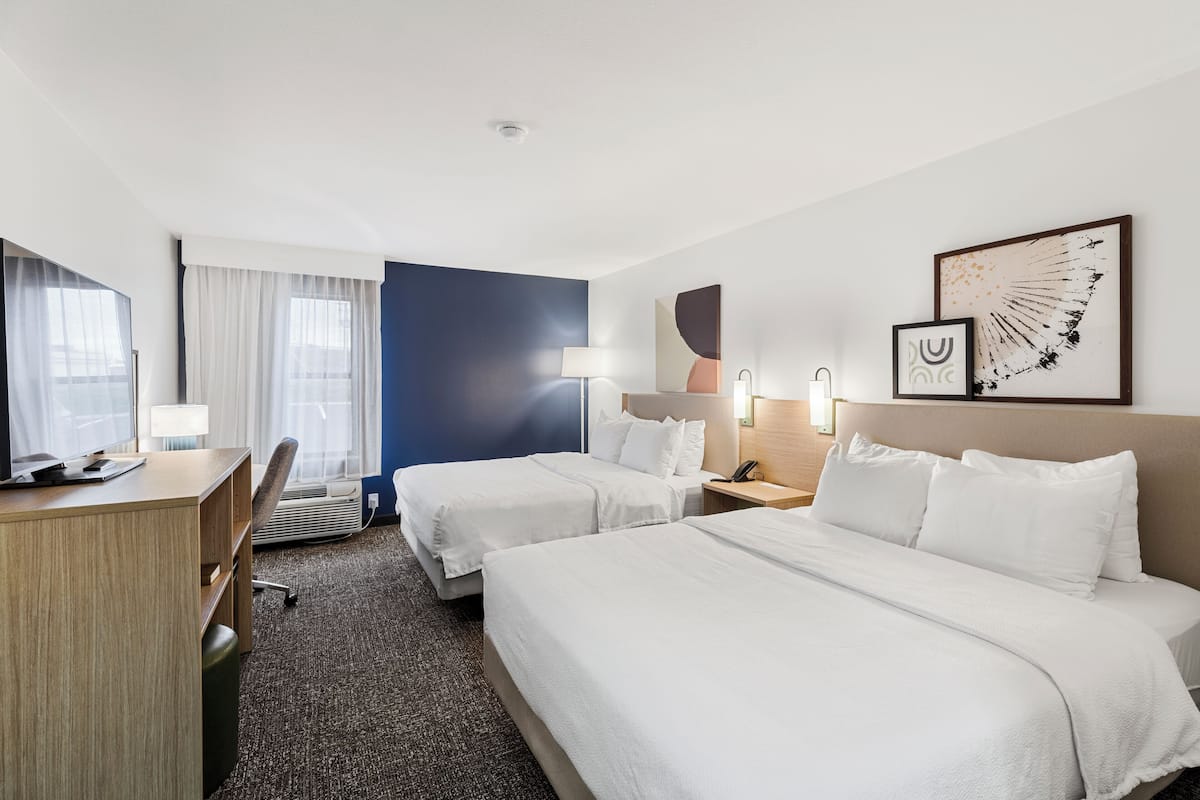 Habitación, 2 camas matrimoniales | Escritorio, tabla de planchar con plancha, wifi gratis y ropa de cama