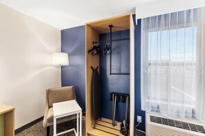 Room, 1 King Bed, Accessible (Mobility & Hearing, 3x3 Shower) | Desk, iron/ironing board, free WiFi, bed sheets - Spark by Hilton Abingdon I-81 near Fairgrounds (Abingdon)