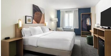 Escritorio, tabla de planchar con plancha, wifi gratis y ropa de cama 