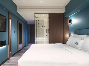 Minibar, in-room safe