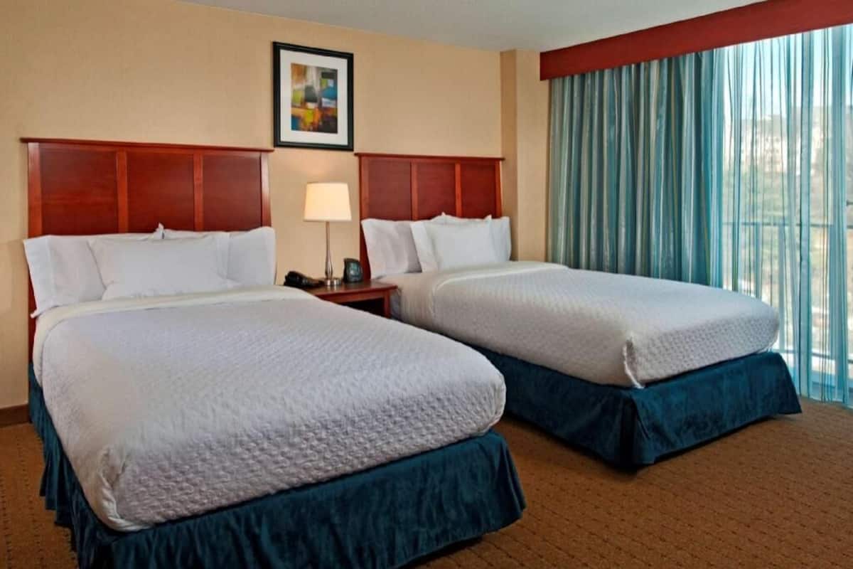 1 habitación, caja de seguridad en la habitación y escritorio