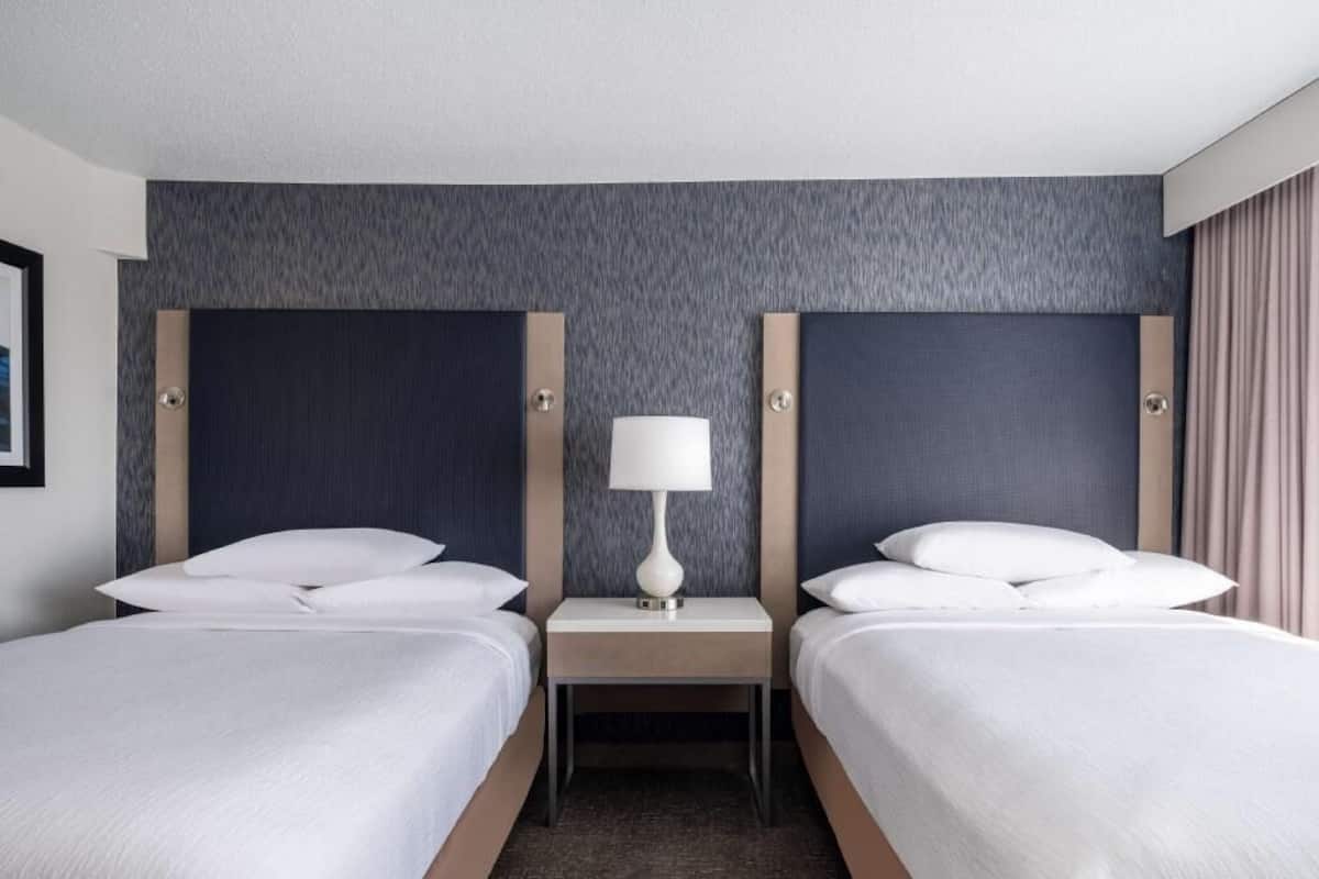 1 habitación, caja de seguridad en la habitación y escritorio