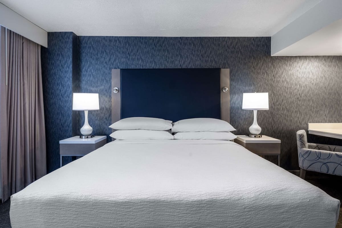 1 habitación, caja de seguridad en la habitación y escritorio