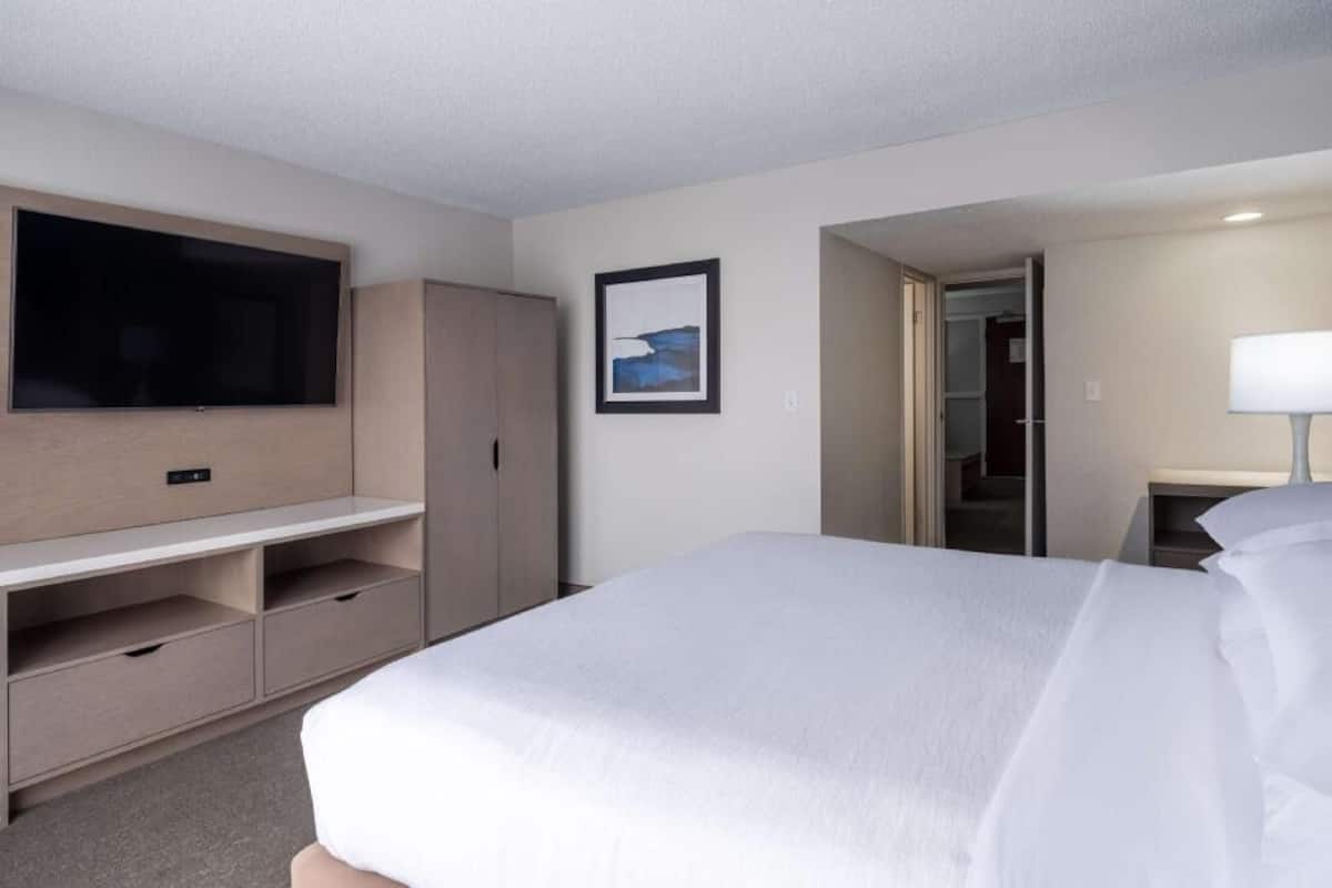 1 habitación, caja de seguridad en la habitación y escritorio