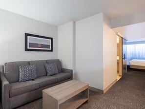 Suite, 1 kingsize bed, toegankelijk voor mindervaliden (Roll-in Shower) | Woonruimte | Ledtelevisie en een mp3-dock