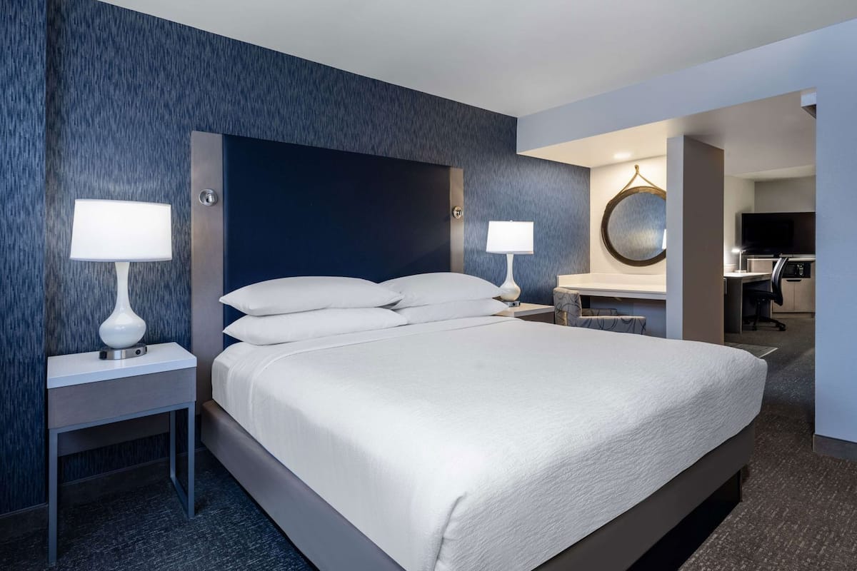 1 habitación, caja de seguridad en la habitación y escritorio