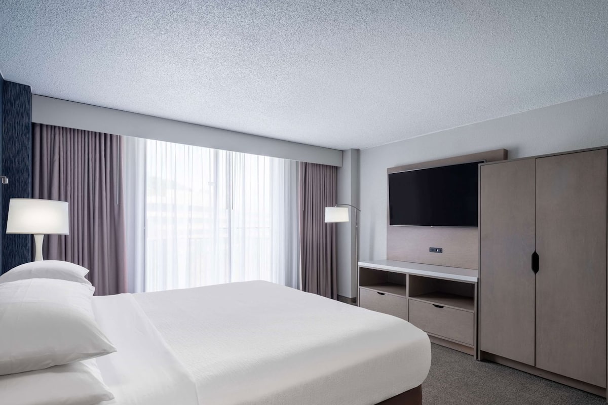 1 habitación, caja de seguridad en la habitación y escritorio