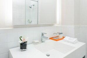 Shower, eco-friendly toiletries, hair dryer, towels - Stewart Hotel (New York)