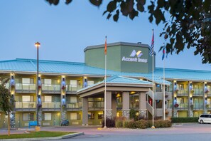 Bagian depan properti - sore/malam