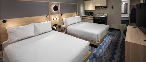 Kamer, 2 queensize bedden, kitchenette | Pillowtop-bedden, een bureau, een laptopwerkplek