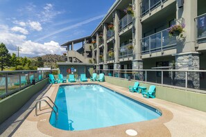 Una piscina al aire libre de temporada