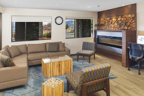 Lobby sitting area - Accent Inns Kamloops (Kamloops)