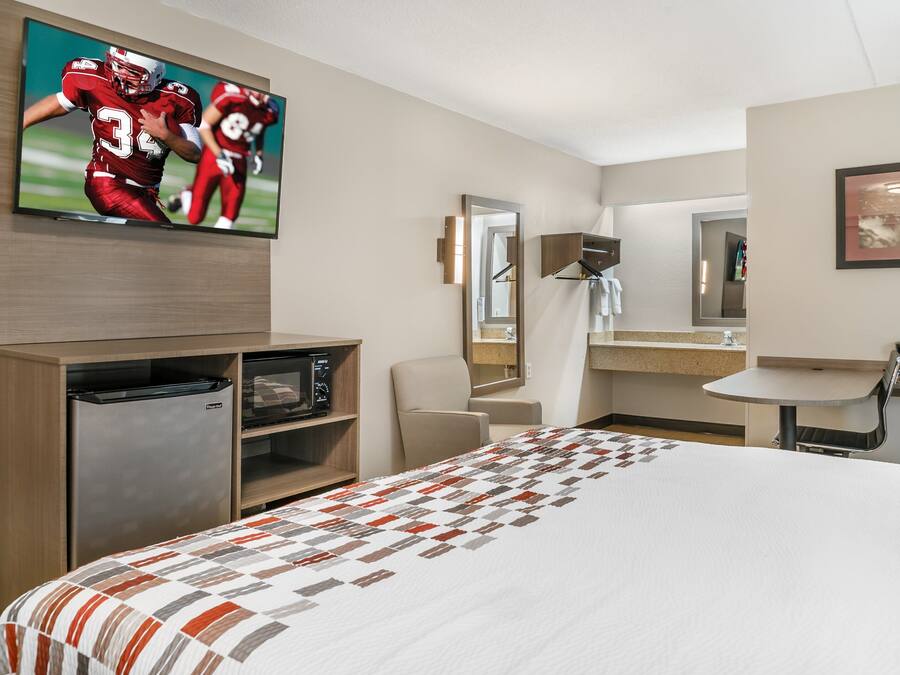 Superior Room, 1 Katil Raja (King), Non Smoking | Peti besi dalam bilik, meja, langsir/tirai gelap terus