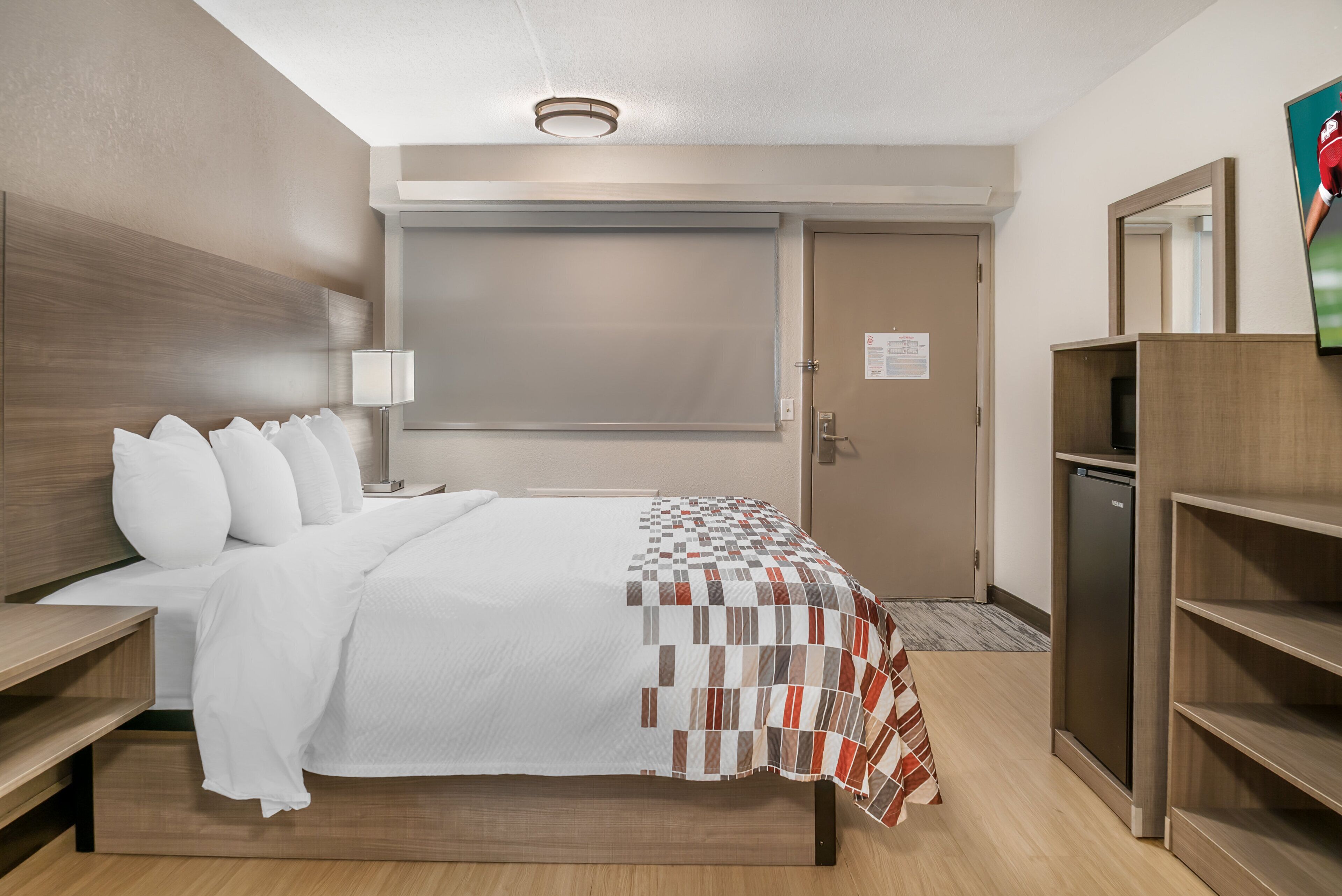 Standard Room, 1 King Bed, Accessible (Smoke Free)
