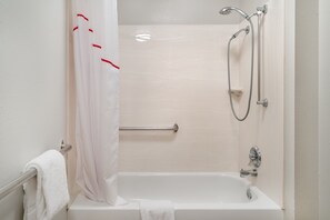 Habitación estándar, 1 cama King size, con acceso para personas discapacitadas (Smoke Free) | Baño | Tina con regadera y toallas 