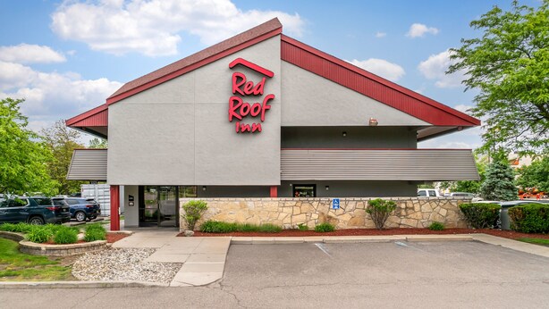 A Red Roof Inn with a red roof and a stone facade. - Red Roof Inn Detroit Metro Airport - Taylor (Taylor)