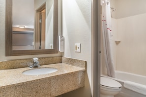 Combined shower/bathtub, towels