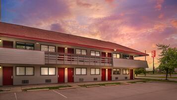 Majoituspaikan julkisivu illalla/yöllä