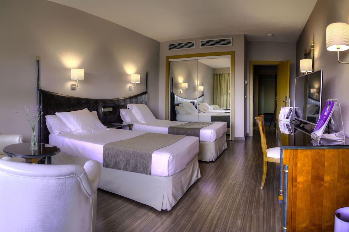 Egyptian cotton sheets, premium bedding, minibar, in-room safe