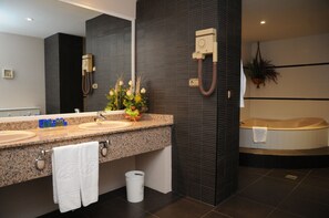 Junior Suite | Bathroom | Free toiletries, hair dryer, bidet, towels - Hotel Beatriz Toledo Auditorium & Spa (Toledo)