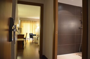 Egyptian cotton sheets, premium bedding, minibar, in-room safe