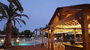 Poolside bar