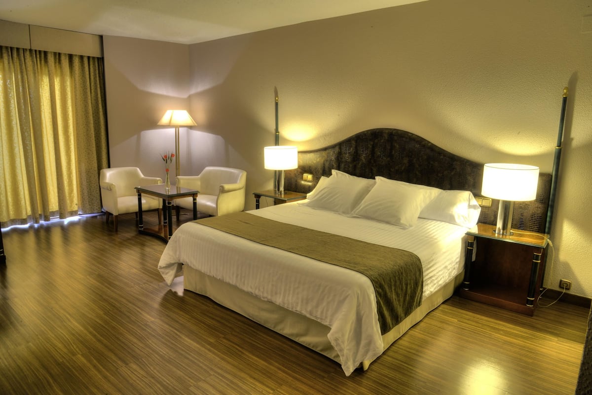 Egyptian cotton sheets, premium bedding, minibar, in-room safe