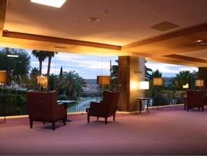 Lobby sitting area - Hotel Beatriz Toledo Auditorium & Spa (Toledo)