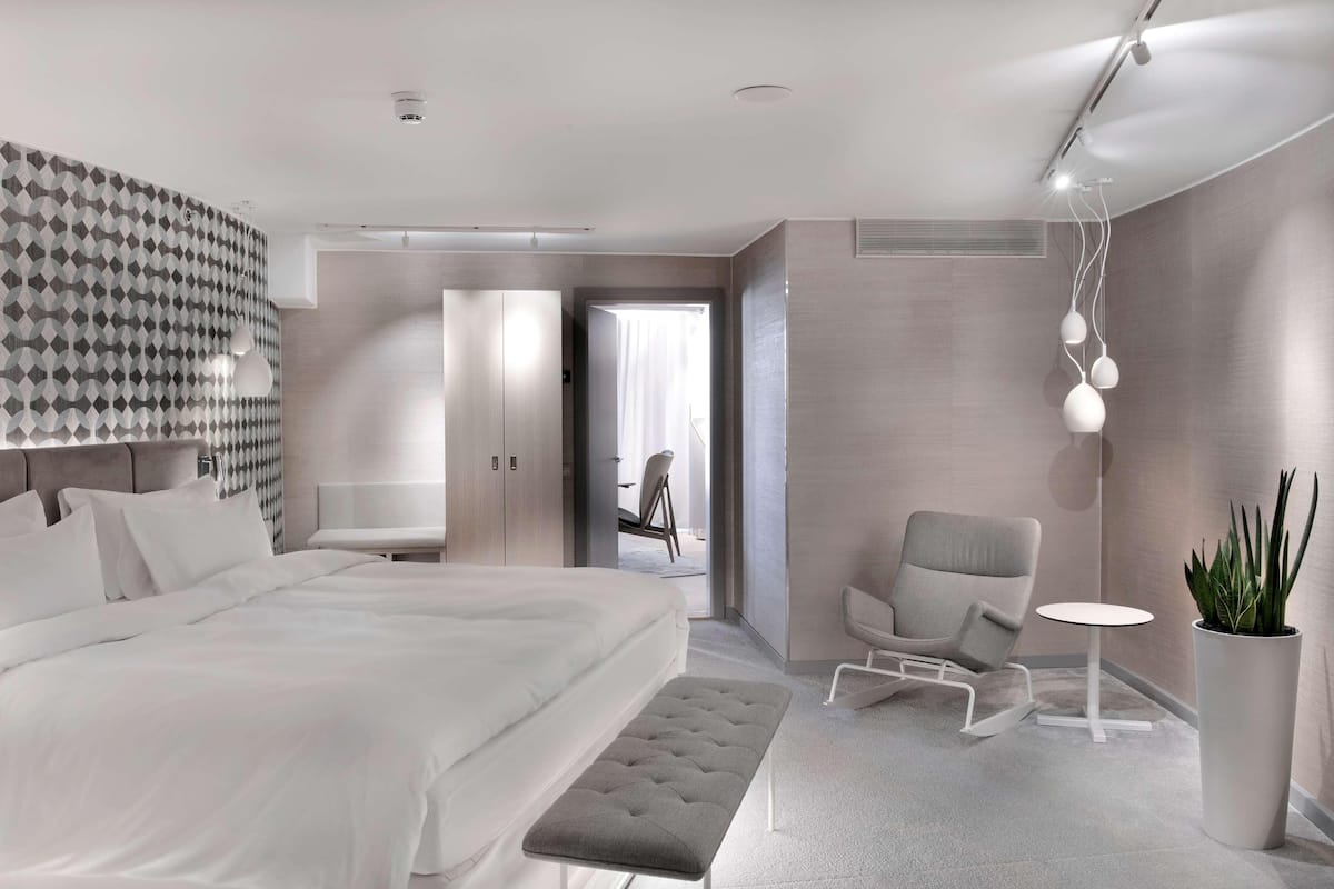 Literie de qualité supérieure, matelas mémoire de forme, minibar