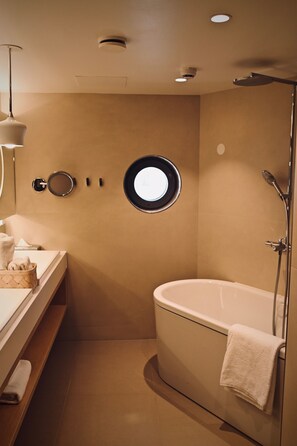 Executive Suite | Bathroom | Eco-friendly toiletries, hair dryer, towels - Radisson Blu Royal Hotel Helsinki (Helsinki)