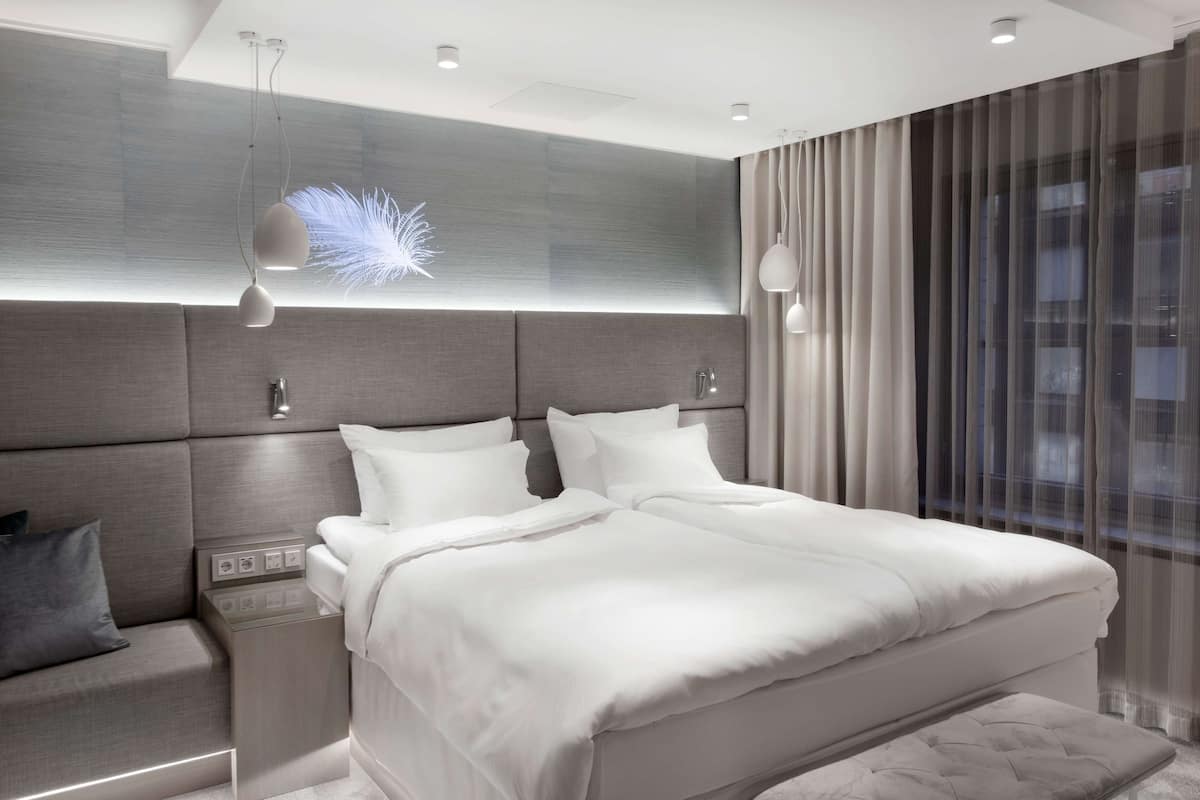 Executive Suite | Premium bedding, memory foam beds, minibar, in-room safe