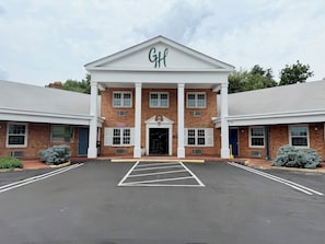 Front of property - Governor House Inn (Falls Church)