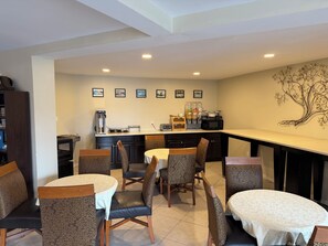 Free daily continental breakfast  - Governor House Inn (Falls Church)