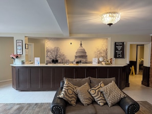 Lobby - Governor House Inn (Falls Church)